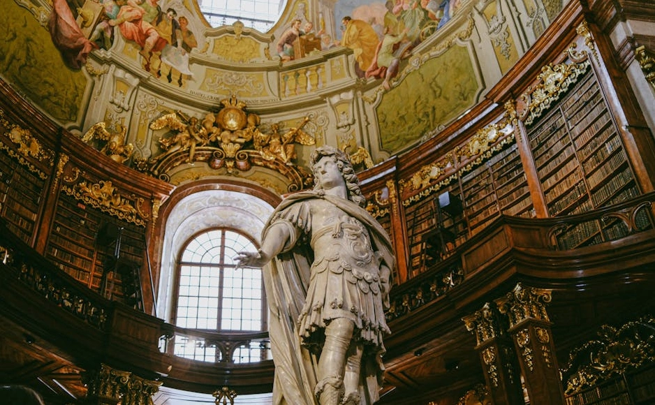 Knihovna v historické budově symbolizující moudrost a tradici.