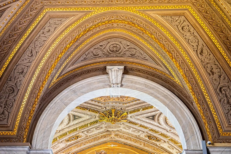 Elegantní zasedací místnost s rodinným portrétem na zdi, symbolizující tradici a hodnoty.